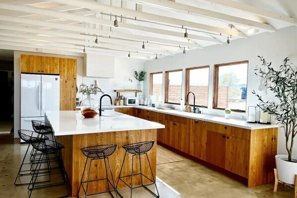 Frigorifero, microonde, forno, piano cottura