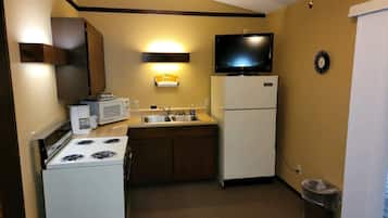 Kondominium | Dapur pribadi | Oven, peralatan masak/sendok-piring, lemari pembeku, dan tisu