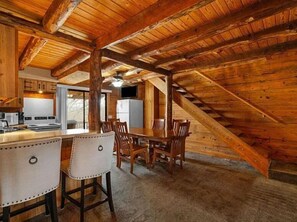 Talo | Yksityinen keittiö | Uuni, keittoastiat/astiat/ruokailuvälineet, pakastin, talouspaperi