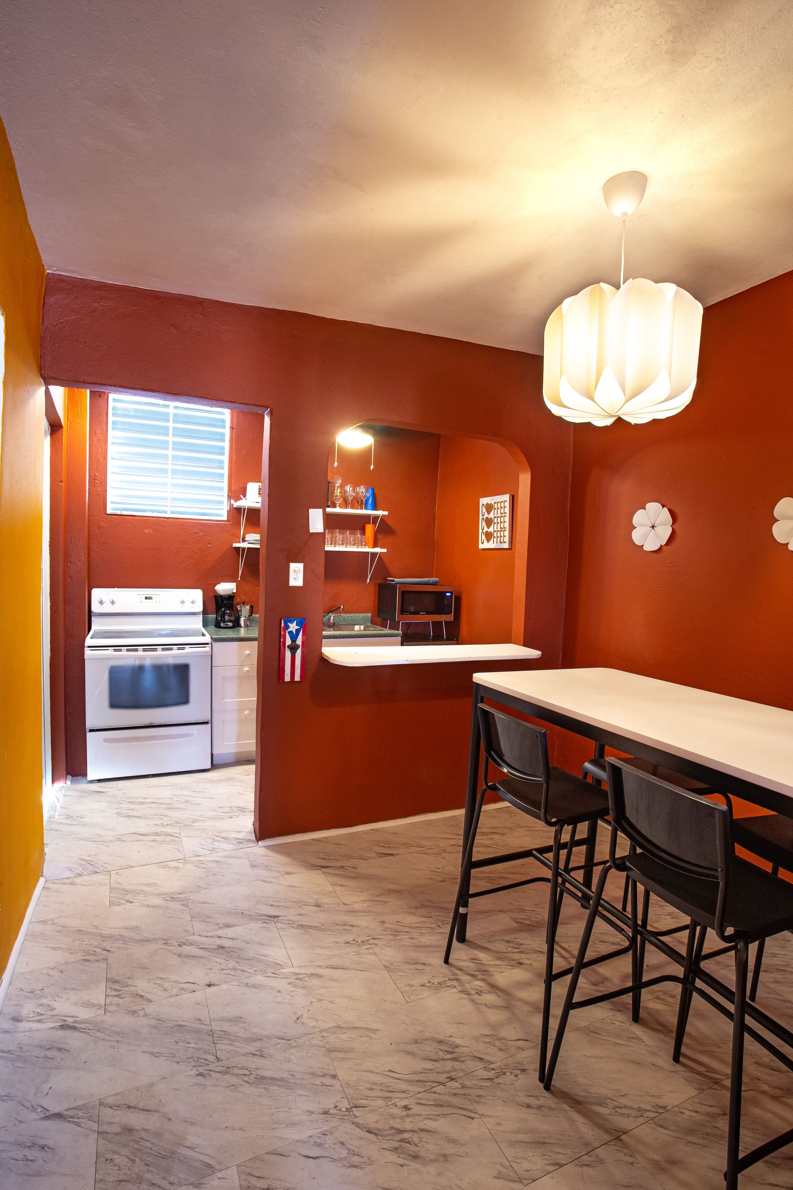 冷蔵庫、電子レンジ、オーブン、コンロ