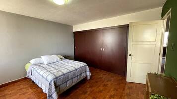 1 habitación, tabla de planchar con plancha, wifi y ropa de cama