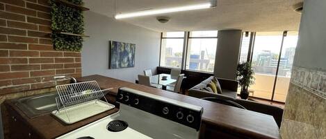 Réfrigérateur, micro-ondes, four, plaque de cuisson