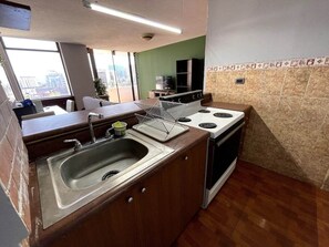 Een koelkast, een magnetron, een oven, een kookplaat