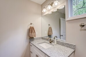 Duschwanne, Haartrockner, Handtücher, Seife