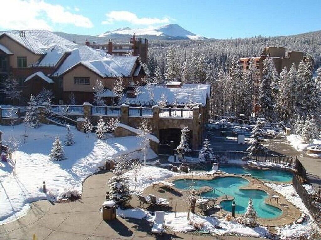 من حمّامات السباحة المغطاة، حمّام سباحة خارجي