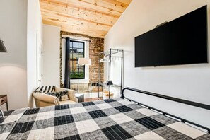 2 bedrooms, desk, iron/ironing board, WiFi