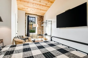 2 bedrooms, desk, iron/ironing board, WiFi