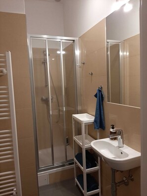 Douche, serviettes fournies, savon, papier toilette