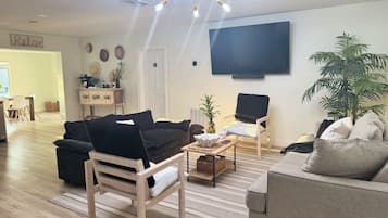 Una Smart TV, una biblioteca de música, una pantalla de ordenador