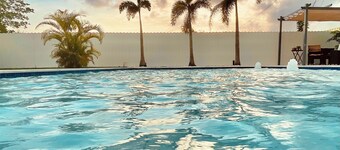 Ila's Beach House: Near IMG-Heated Salt Pool- Pets OK-Modern Organic Smart Home