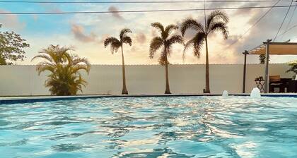 Ila's Beach House: Near IMG-Heated Salt Pool- Pets OK-Modern Organic Smart Home