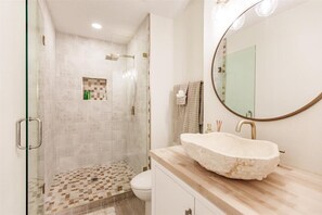 Douche, articles de toilette écologiques, sèche-cheveux