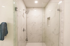 Douche, articles de toilette écologiques, séchoir à cheveux