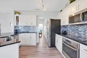 Fridge, microwave, oven, stovetop - Luxe Private Beach Getaway Minutes to the Ocean! (Wilmington)