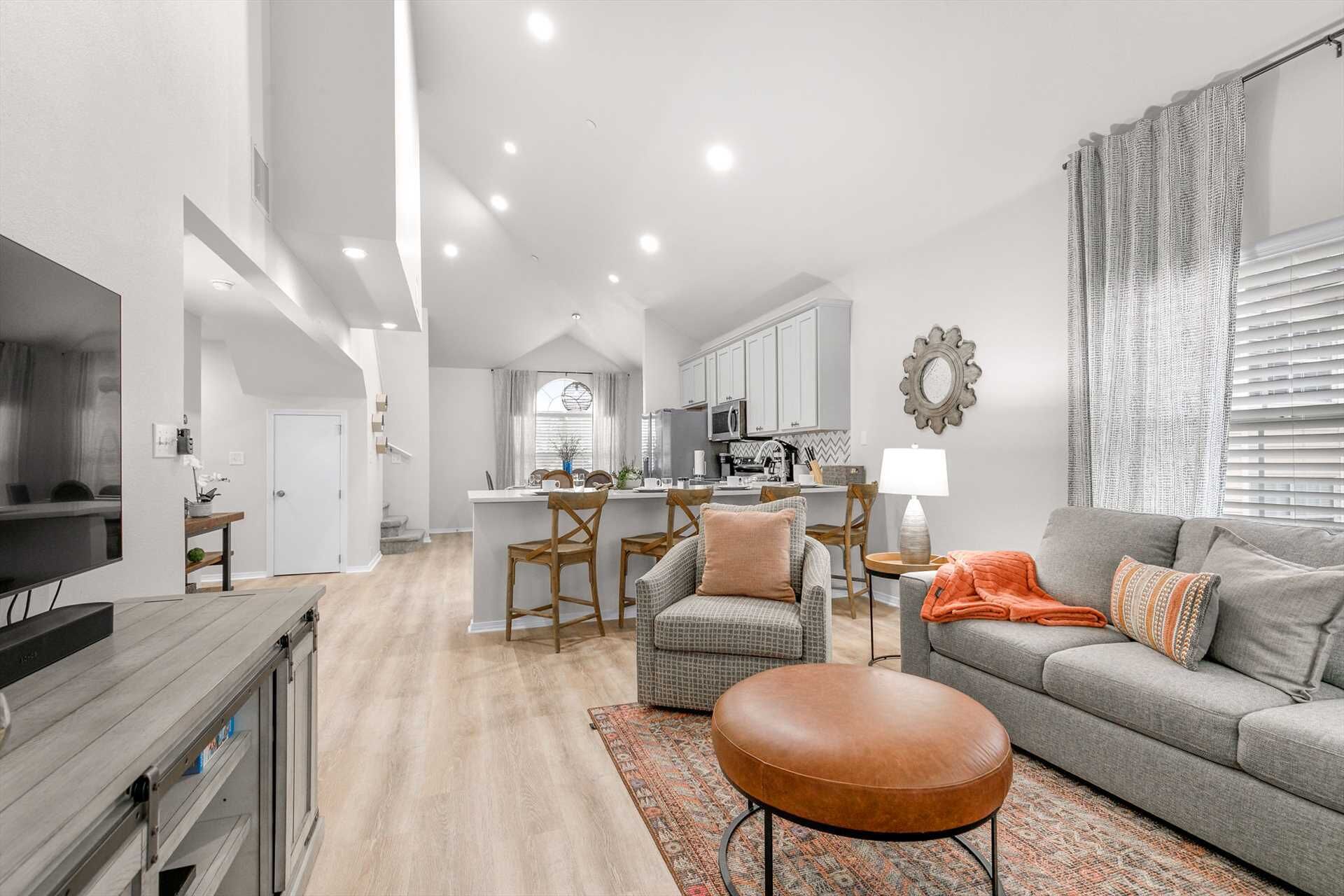 Luxury Brand New Condo 3 Bedrooms! Sleeps 9, Newly Remodeled, Outdoor Pool | #2-5