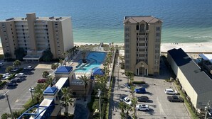 Un hôtel doté d’une piscine, d’un parking et offrant une vue sur l’océan.