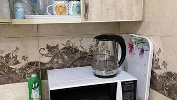 Refrigerador, microondas, parrilla de estufa y tetera eléctrica