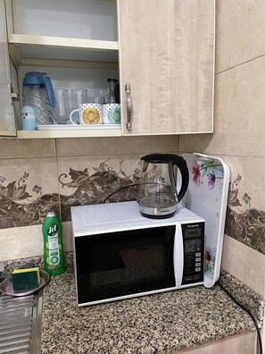Geladeira, micro-ondas, cooktop, chaleira elétrica