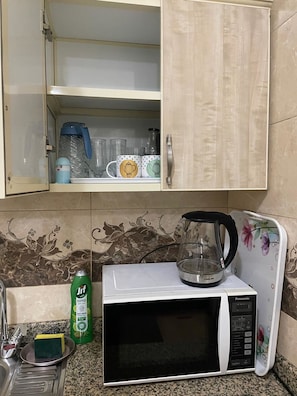 Geladeira, micro-ondas, cooktop, chaleira elétrica