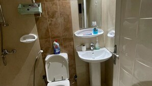 Shower, towels, soap, shampoo - FRIENDS APARTMENTS by 1hataman (Dubai)