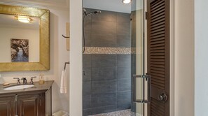 Dusche, Whirlpool, Haartrockner, Handtücher