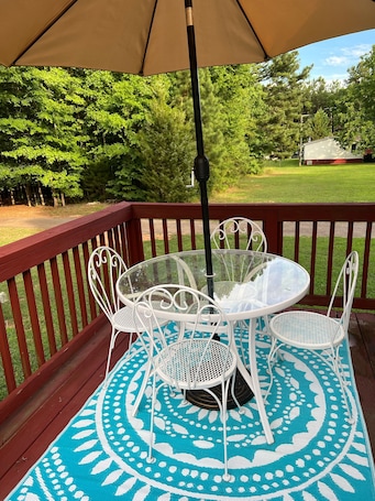 Outdoor dining. Cozy & Spacious Home minutes to Lake Gaston and 15 mins to South Hill