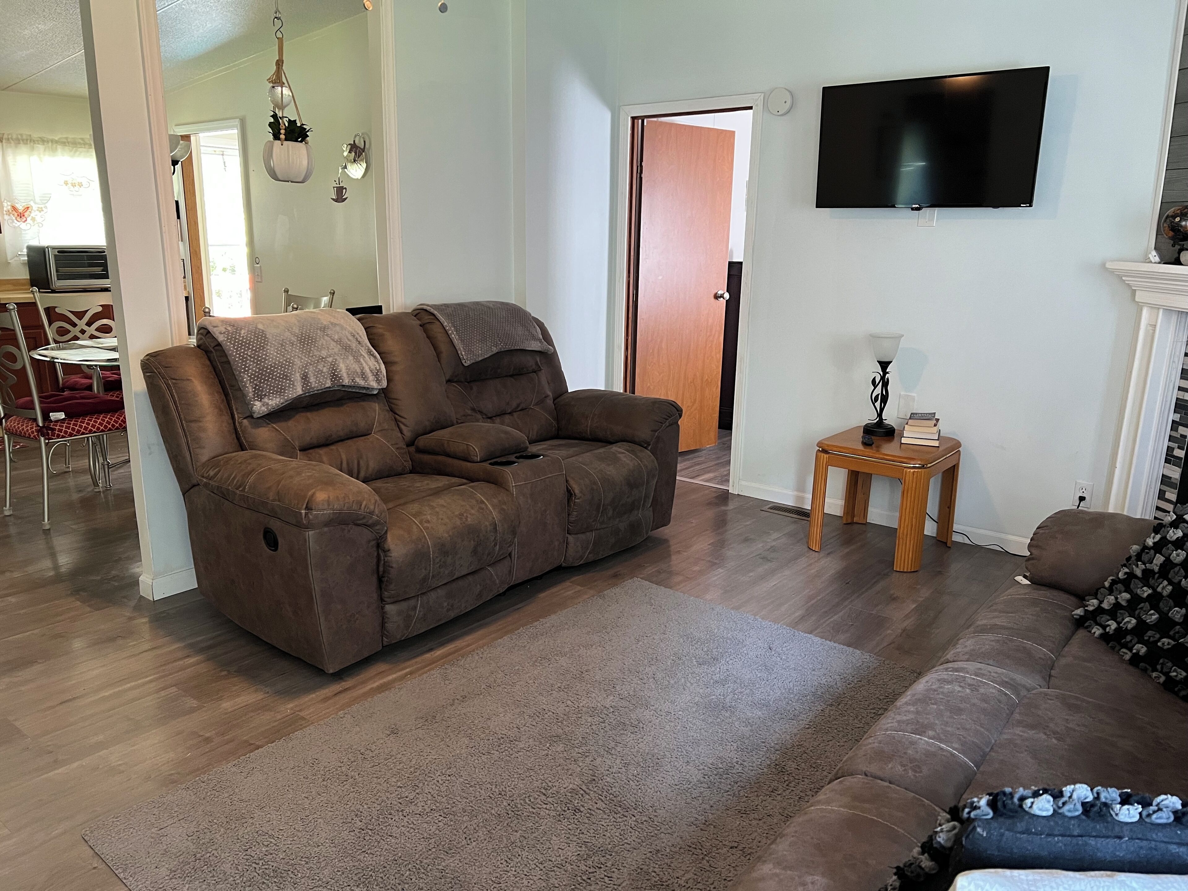 Smart TV, fireplace, stereo