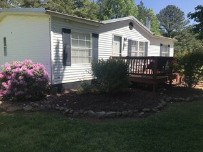 Terrace/patio - Cozy & Spacious Home minutes to Lake Gaston and 15 mins to South Hill (Bracey)