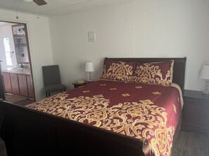 3 bedrooms, iron/ironing board, travel cot, free WiFi - Cozy & Spacious Home minutes to Lake Gaston and 15 mins to South Hill (Bracey)