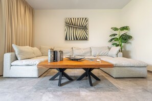 Apartamento, 1 habitación | Zona de estar | Una televisión LED