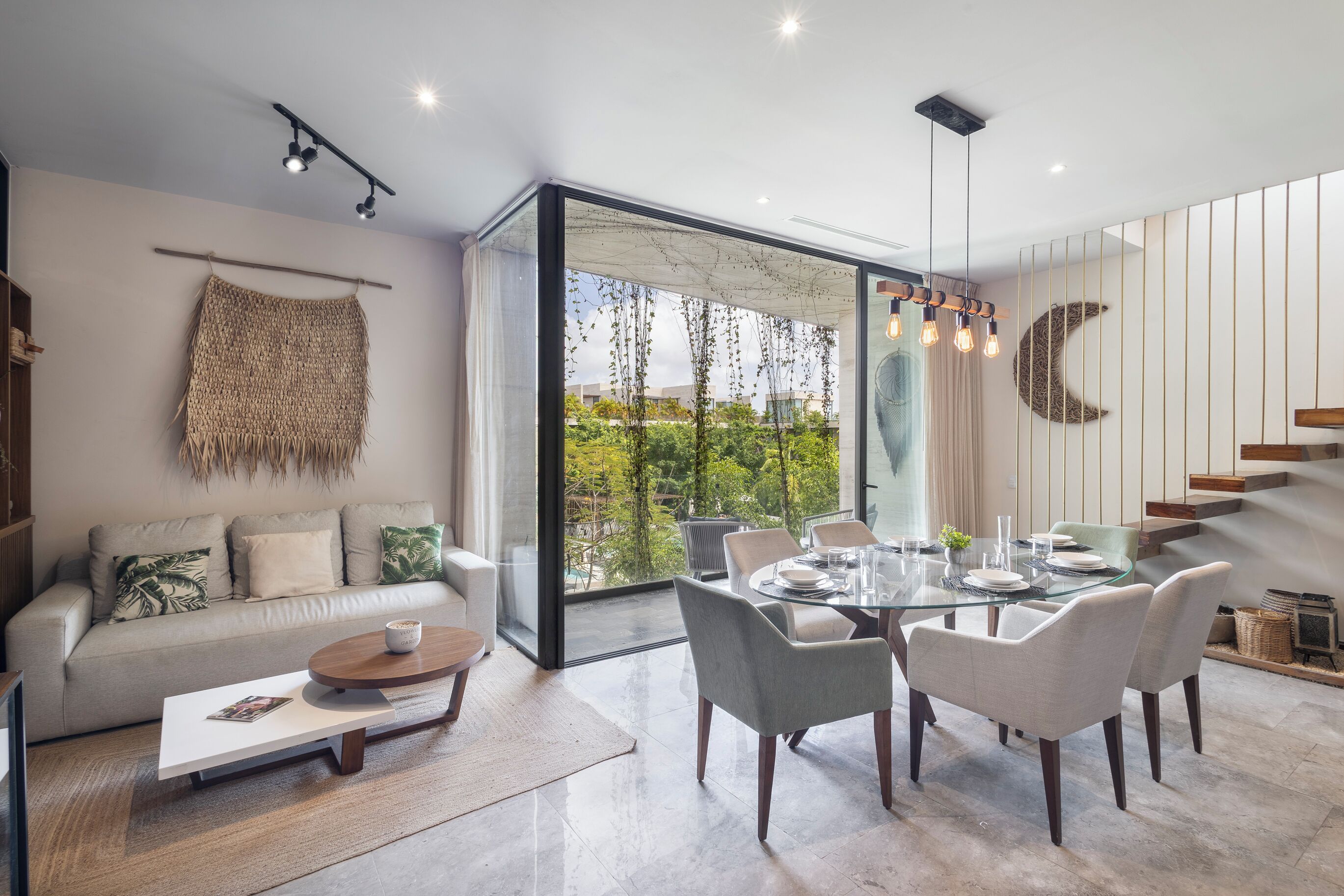 Departamento superior | Alberca | Alberca al aire libre, sombrillas en la alberca y camastros 