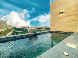 Superior-Apartment | Pool | Außenpool, geöffnet von 09:00 Uhr bis 20:30 Uhr, Sonnenschirme