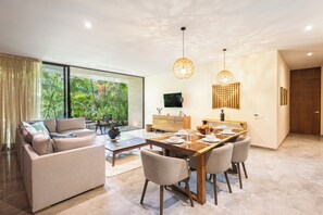 Signature Apartment | Dining room