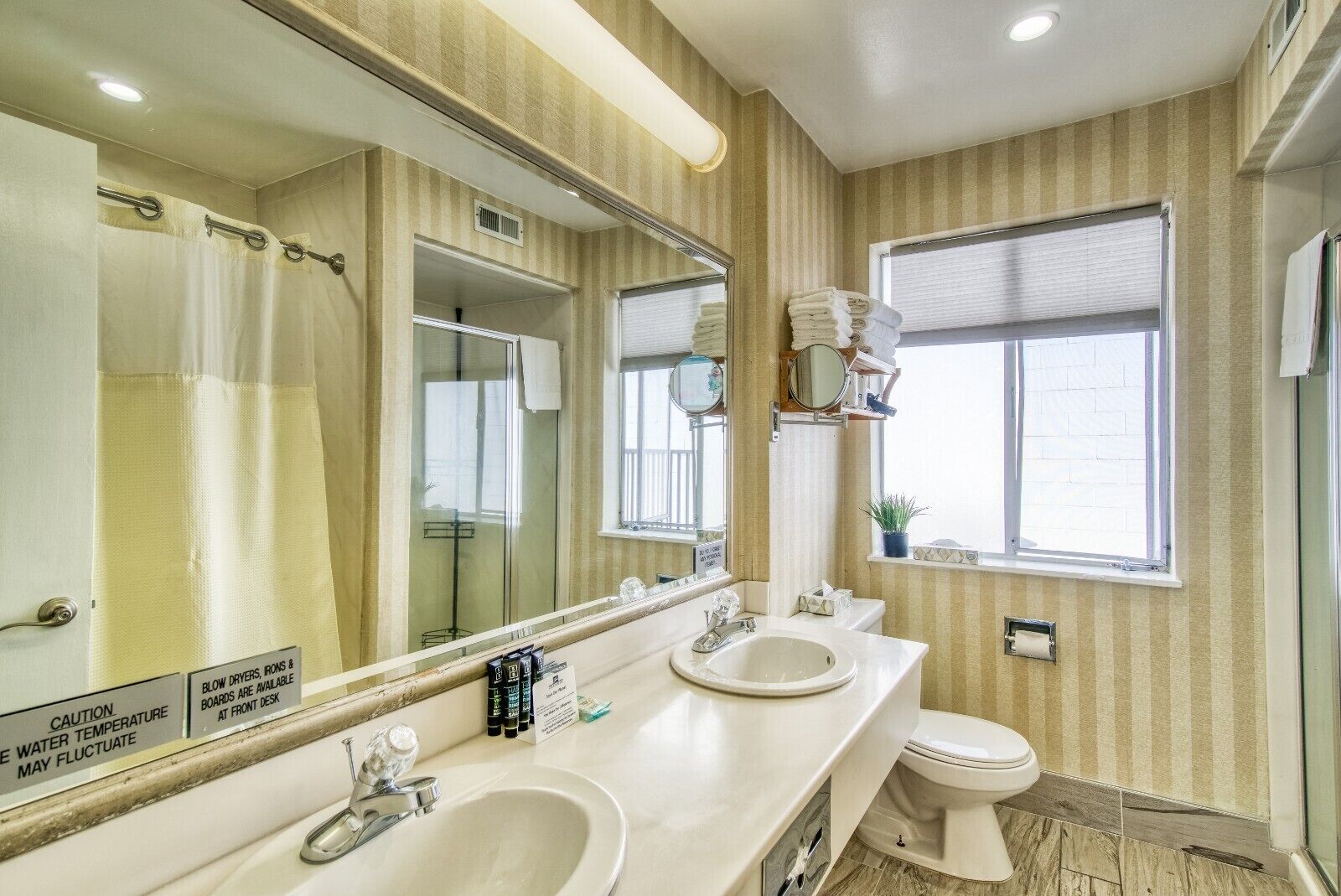 西海岸2 Waterfront 2 Bedroom Suite with Large Wrap Around Deck-View