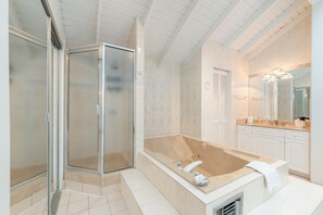 Villa, 2 Schlafzimmer, Meerseite (Villa #75) | Badezimmer | Kostenlose Toilettenartikel, Handtücher