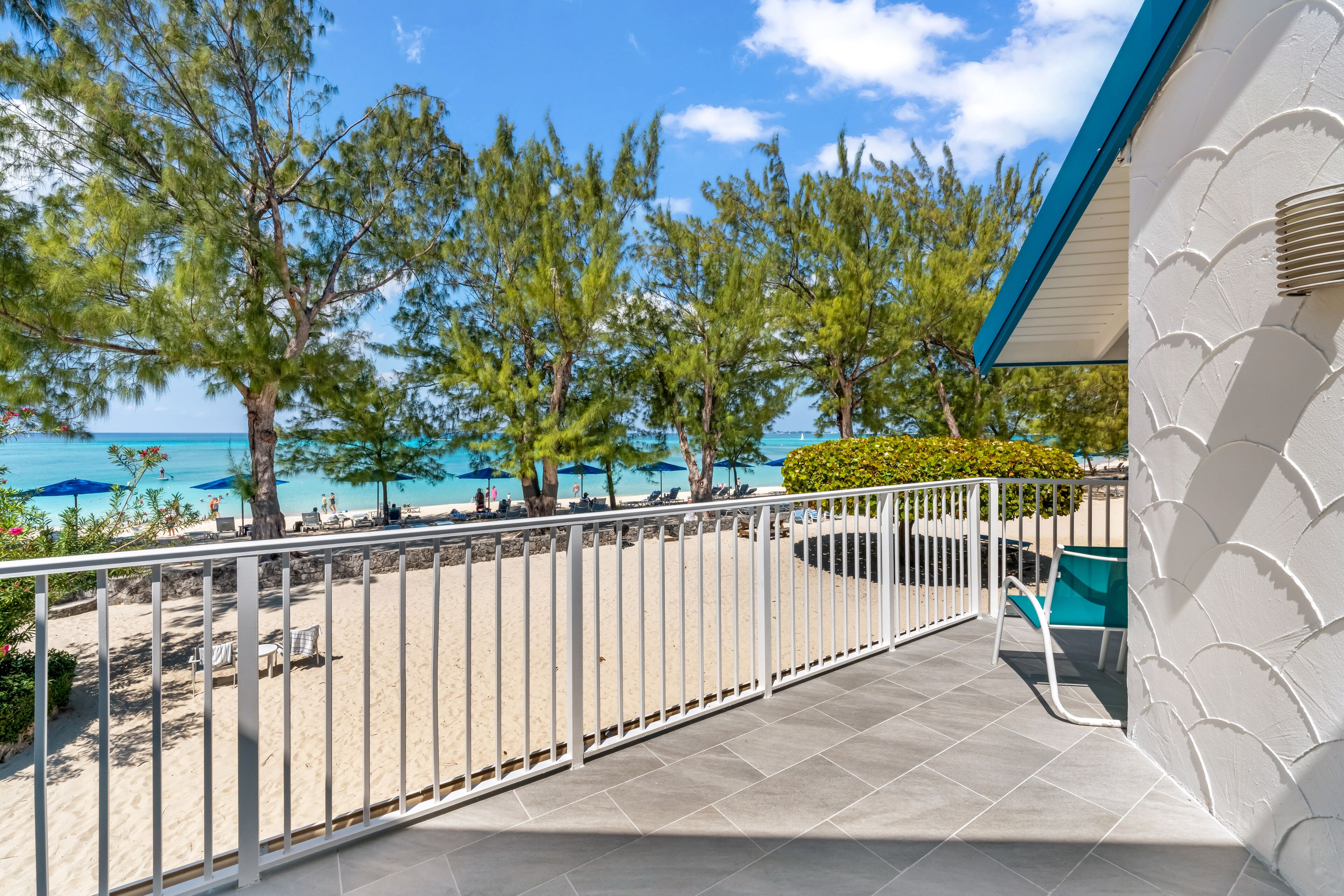 Ein Balkon mit Blick auf Strand und Meer.