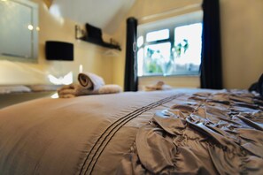 4 bedrooms - Venetia Luxe Cottage - 4 Bed - Near Countryside/Reading Town (Reading)