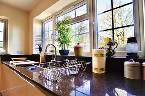 Private kitchen - Venetia Luxe Cottage - 4 Bed - Near Countryside/Reading Town (Reading)