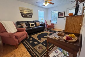 Una Smart TV, una chimenea, libros