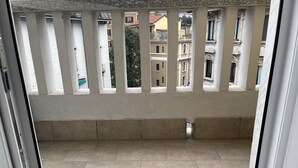 A balcony with a tiled floor and white balustrades. - Alfredo's Room Central Station (Milano)