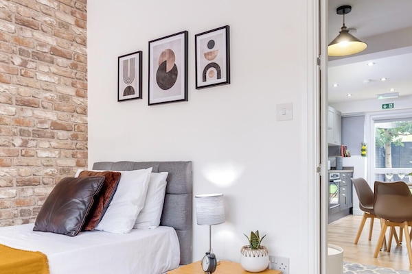 6 chambres, coffres-forts dans les chambres, bureau