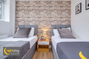 6 bedrooms, in-room safe, desk, iron/ironing board - Night Stay - Alpha House (Birmingham)