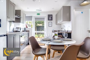 Fridge, microwave, oven, stovetop - Night Stay - Alpha House (Birmingham)