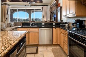 Fridge, microwave, oven, stovetop - Lake Front Luxury Estate Reunion Resorts (Reunion)