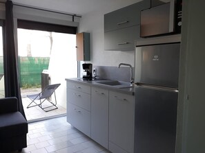 Kühlschrank, Mikrowelle, Herdplatte, Geschirrspüler