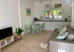 Apartemen Keluarga | Area keluarga | Televisi LCD 32-inci dengan saluran TV digital, TV, dan pemutar DVD