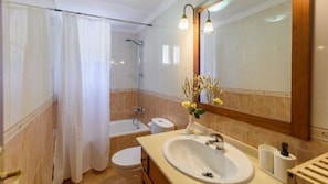 Une salle de bain avec une baignoire, des toilettes et un lavabo.