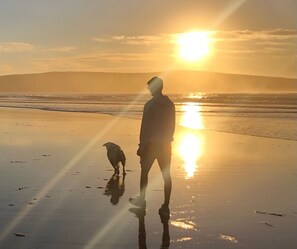 Una playa cerca, sillas reclinables de playa, toallas de playa