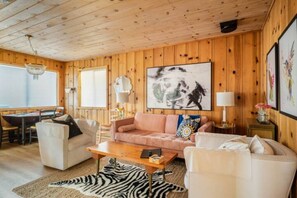 Smart-TV, Tischtennisplatte, BĂŒcher