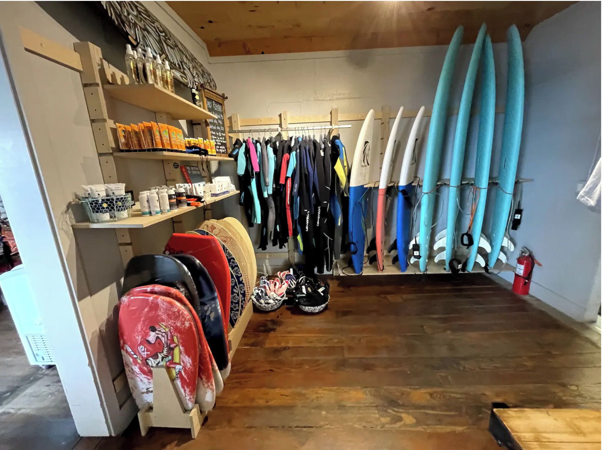 Een surfwinkel met surfplanken, wetsuits en ander surfgerief.